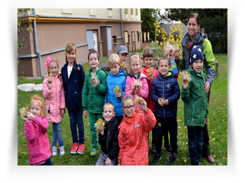 Foto s třídním stromem - jinan dvoulaločný